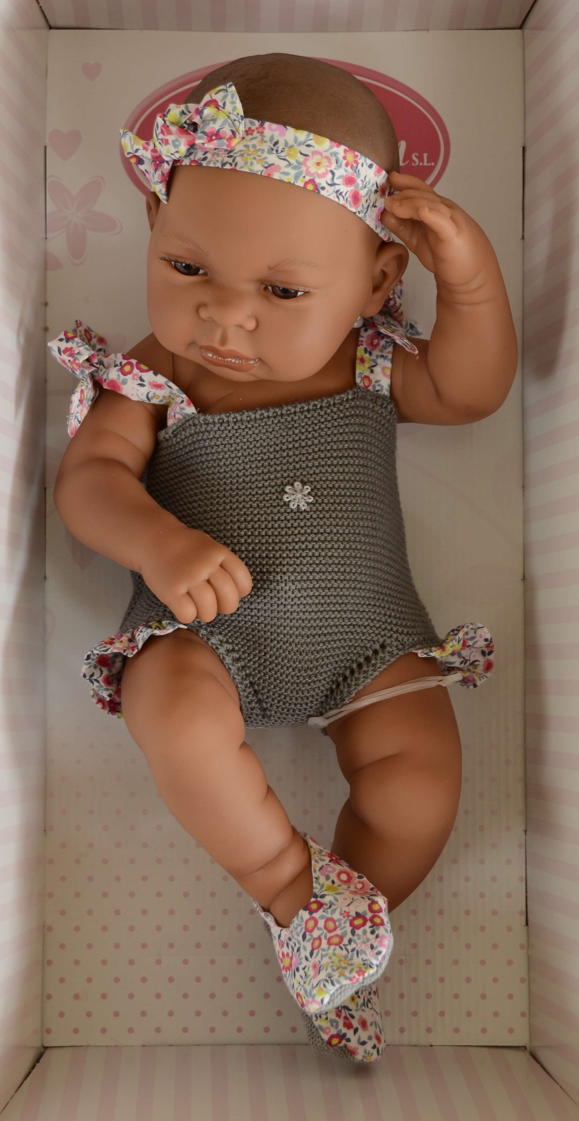 Realistické miminko - holčička mulatka v šedých plavkách od Antonio Juan