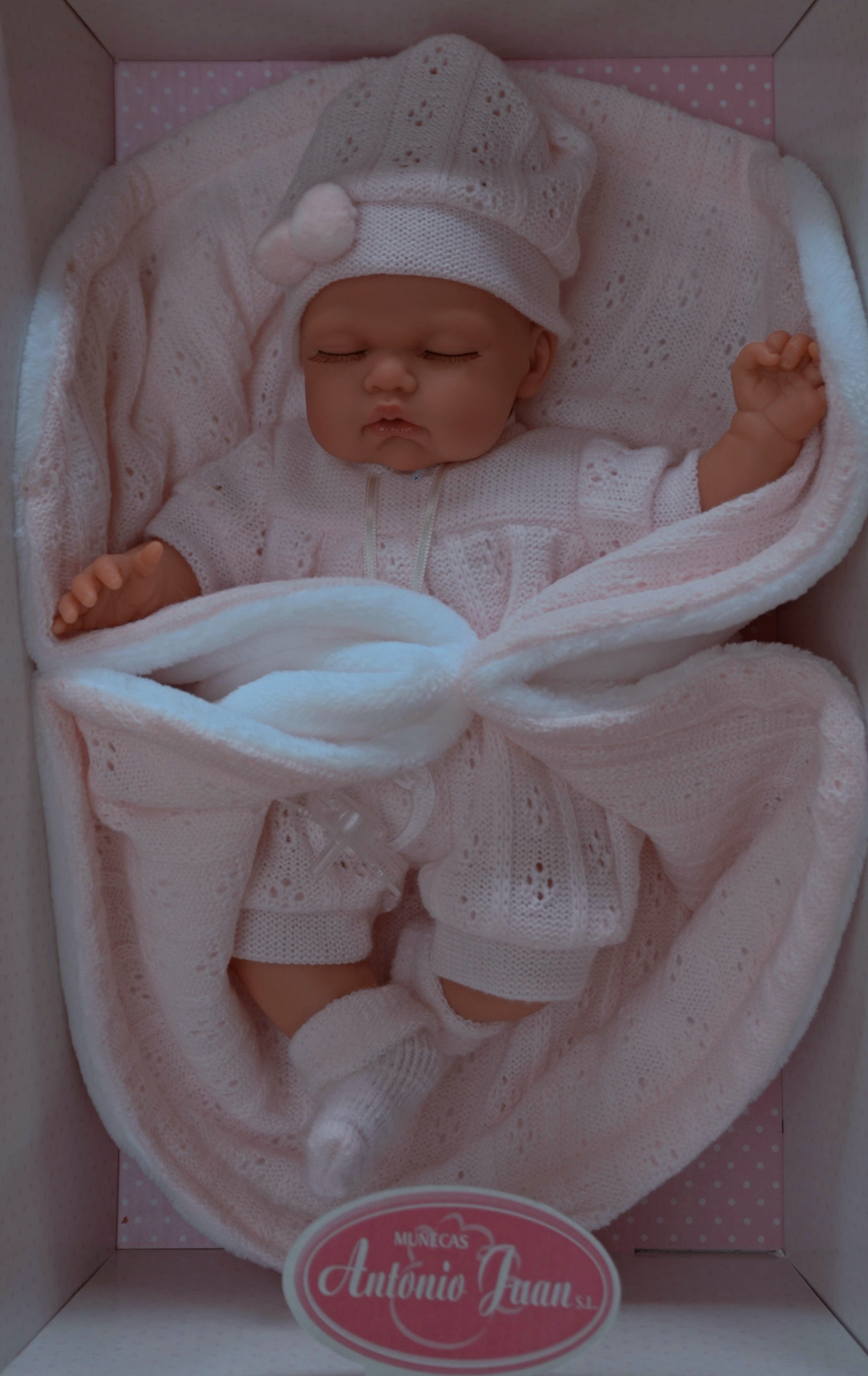 Spící realistické miminko -holčička Luni na dečce od Antonio Juan