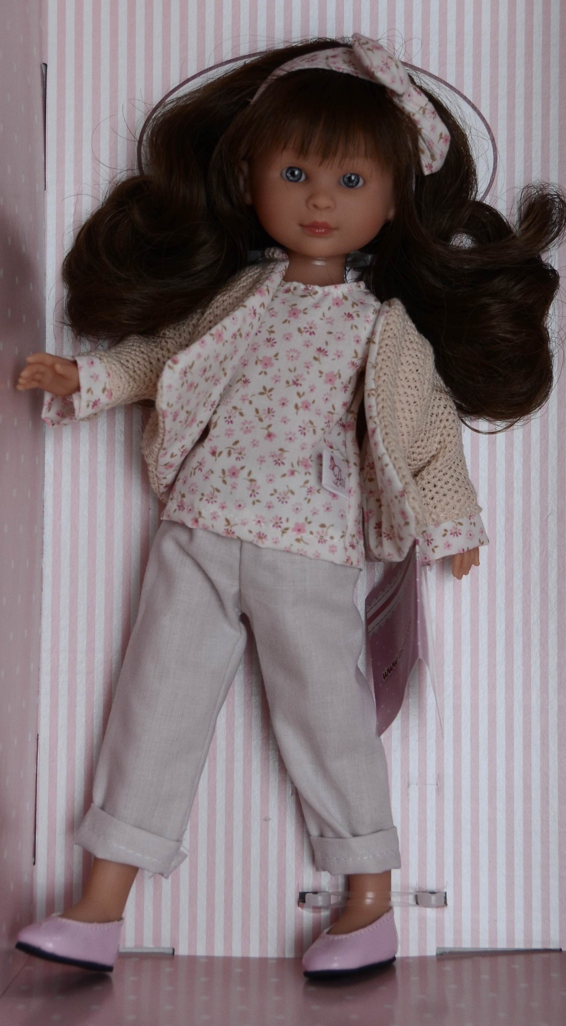 Realistická panenka CELIA - béžové kalhoty - od firmy ASIVIL ze Španělska