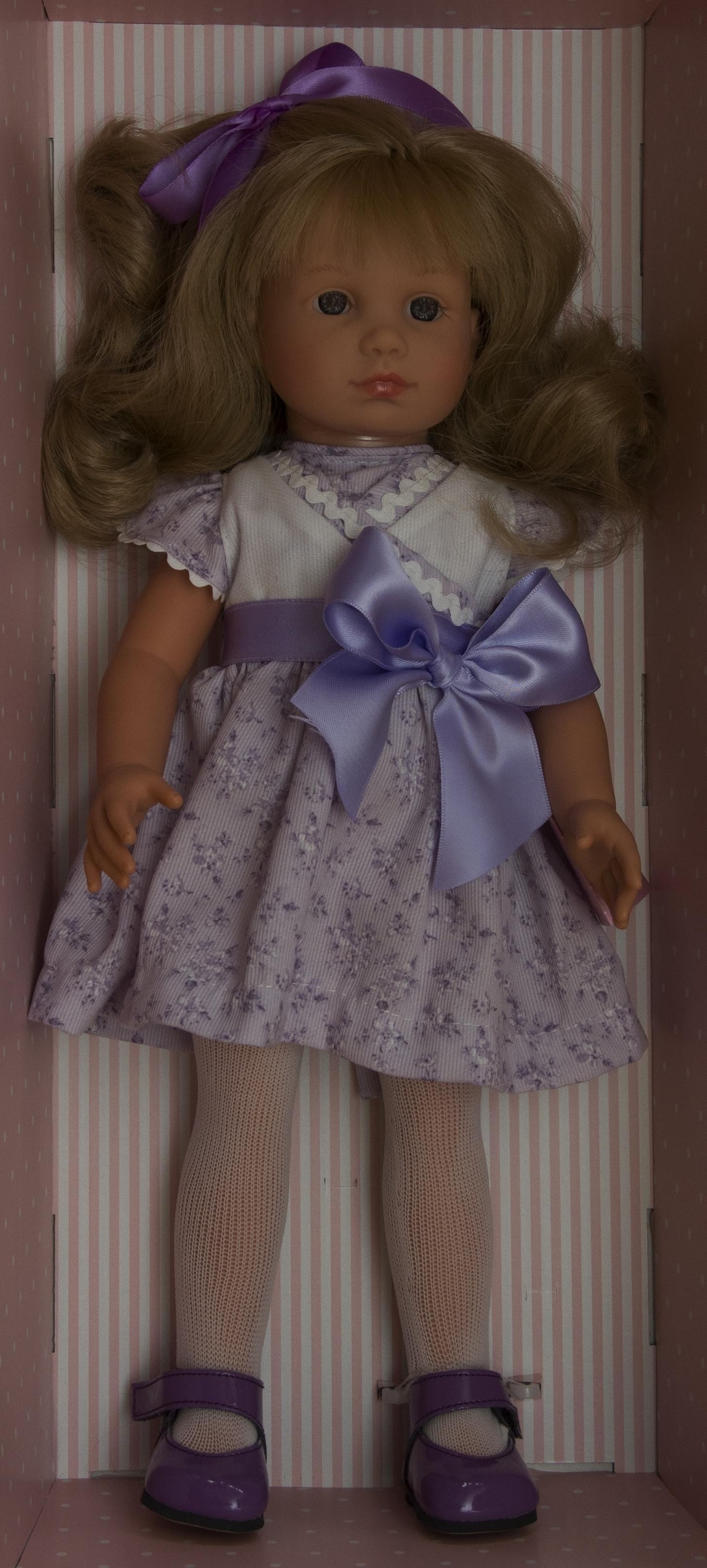 Realistická panenka NELLY - šaty s fialovou mašlí- od firmy ASIVIL ze Španělska