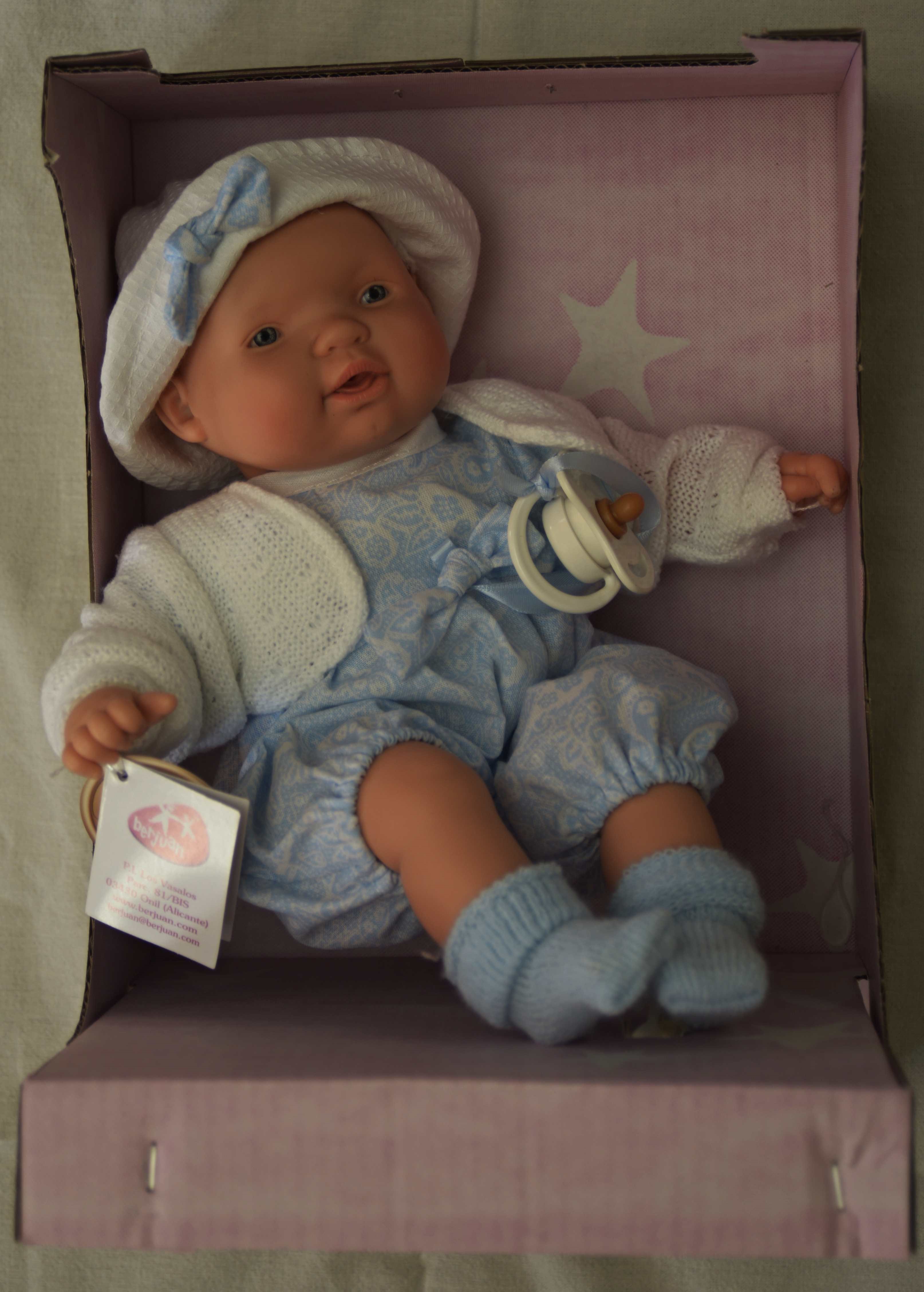 Realistické miminko chlapeček Eda v bílém kloboučku od firmy Berjuan ze Španělsk