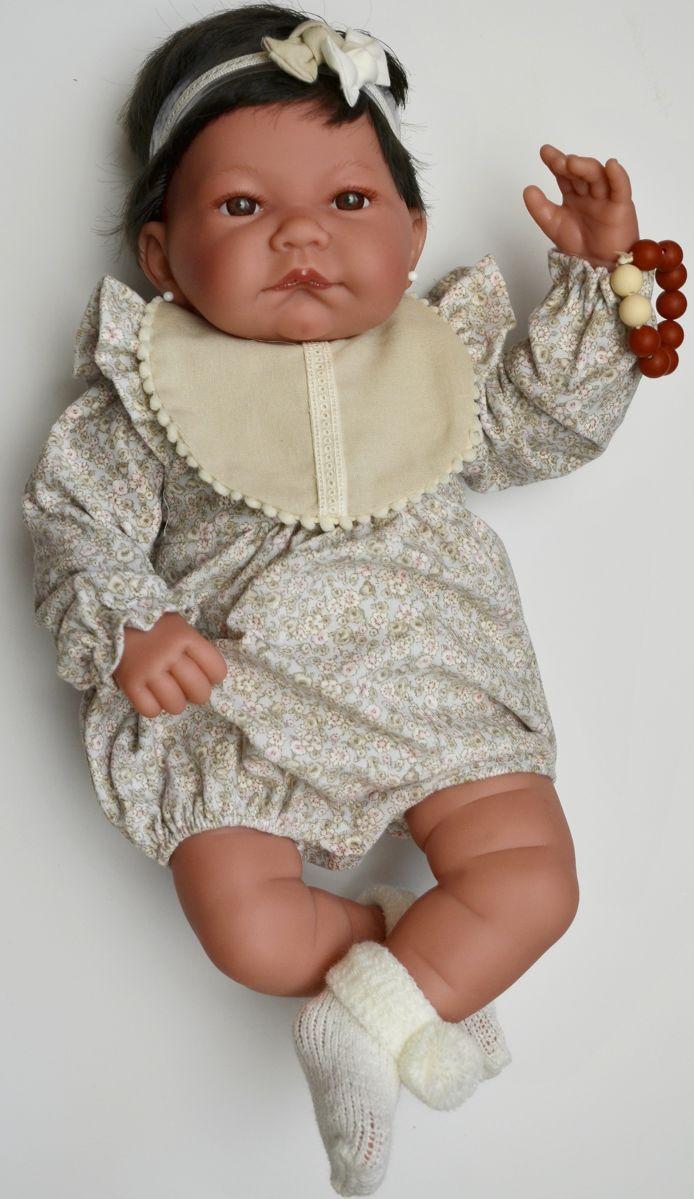 Realistické miminko - holčička Nica s bílým bryndáčkem od Antonio Juan