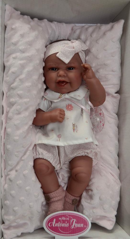 Realistické miminko Antonio Juan - holčička Clara na polštáři