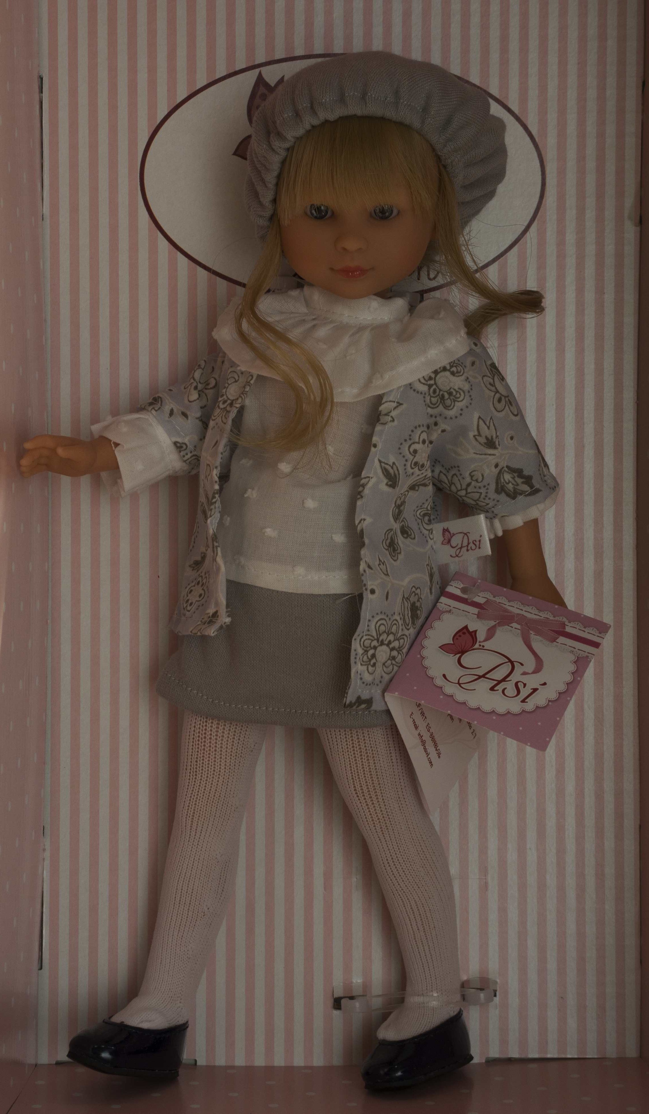 Realistická panenka CELIA - šedý baret - od firmy ASIVIL ze Španělska