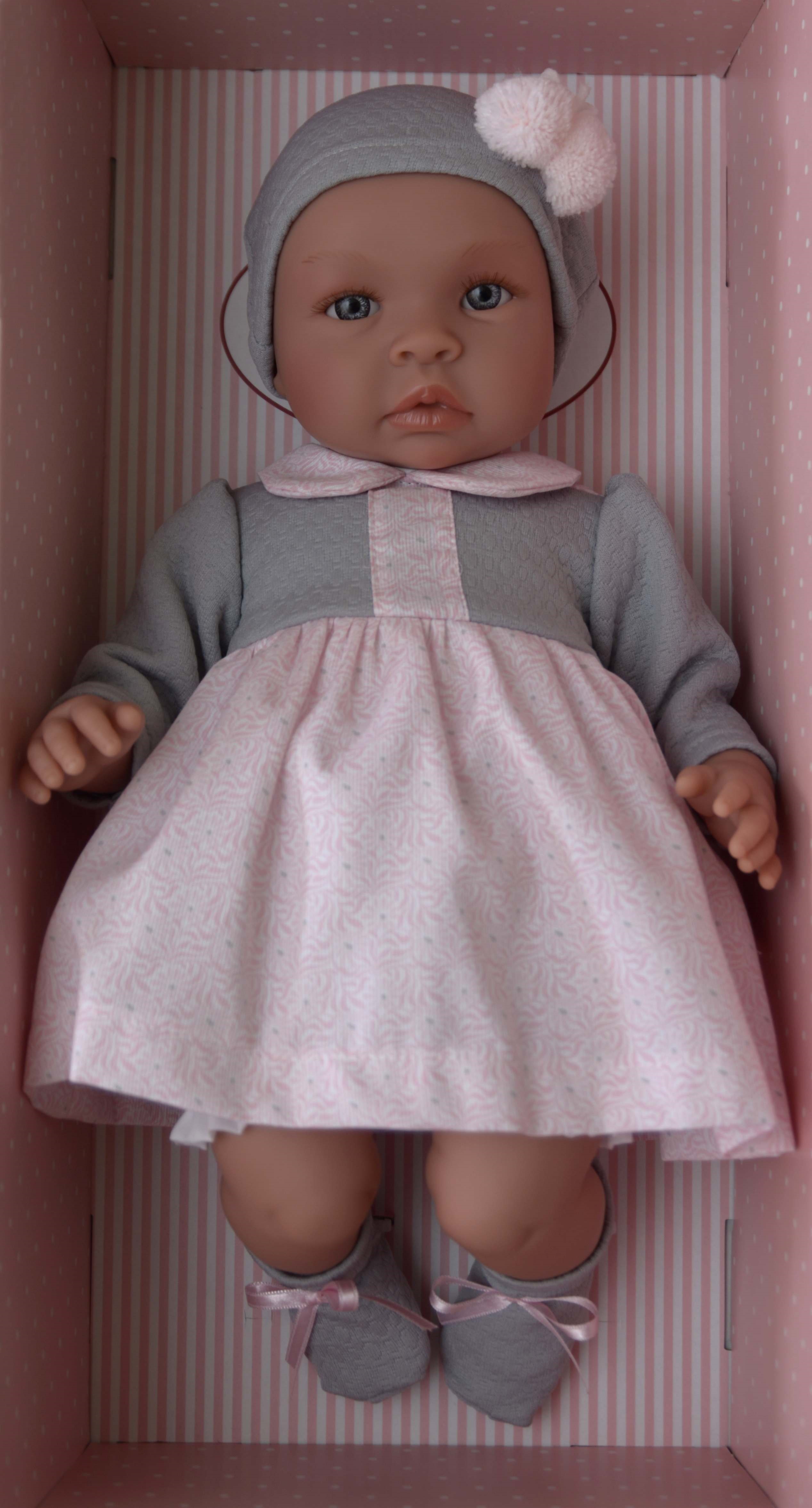Realistické miminko - Lea - šedo-růžové šaty od firmy ASIVIL ze Španělska