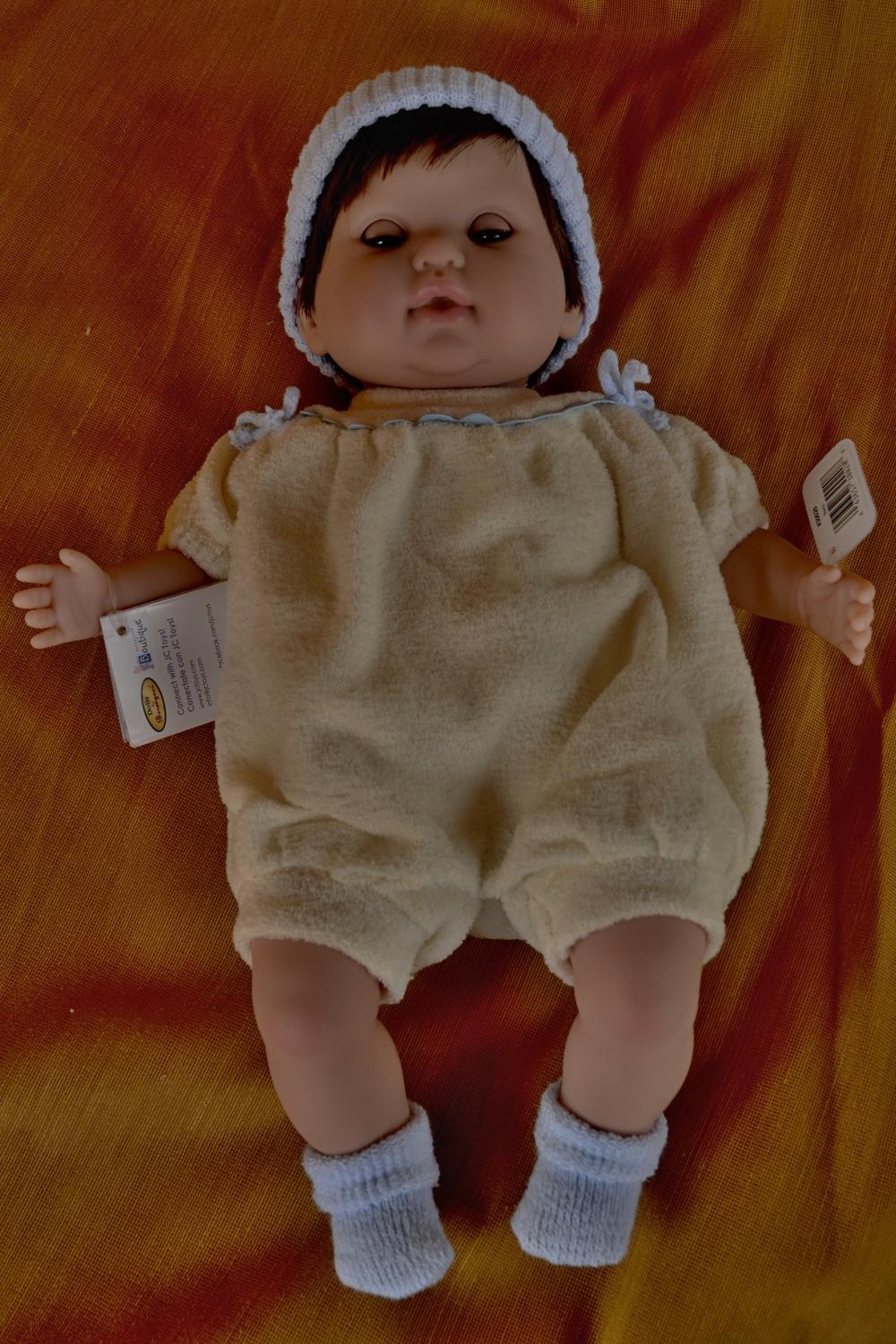 Mrkací panenka Noni v krémovém oblečku od firmy Berenguer