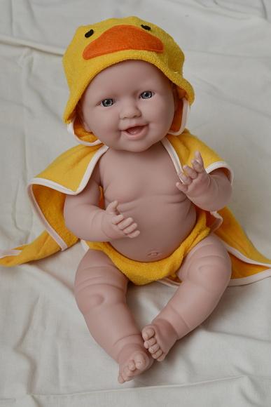 Realistické miminko chlapeček ve žlutém ručníku - kačence od firmy Berenguer
