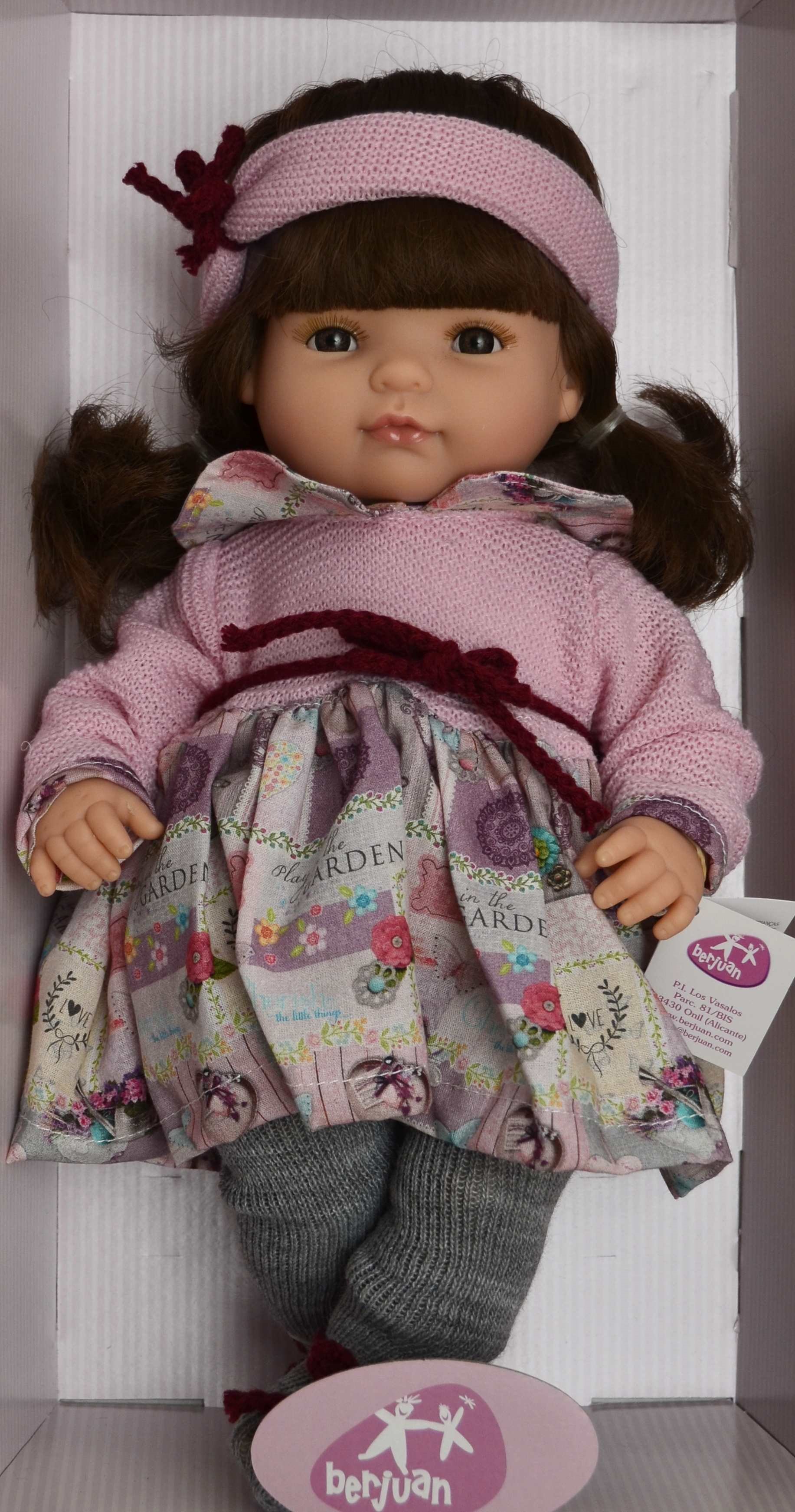 Realistická panenka holčička Claudia s čelenkou od firmy Berjuan