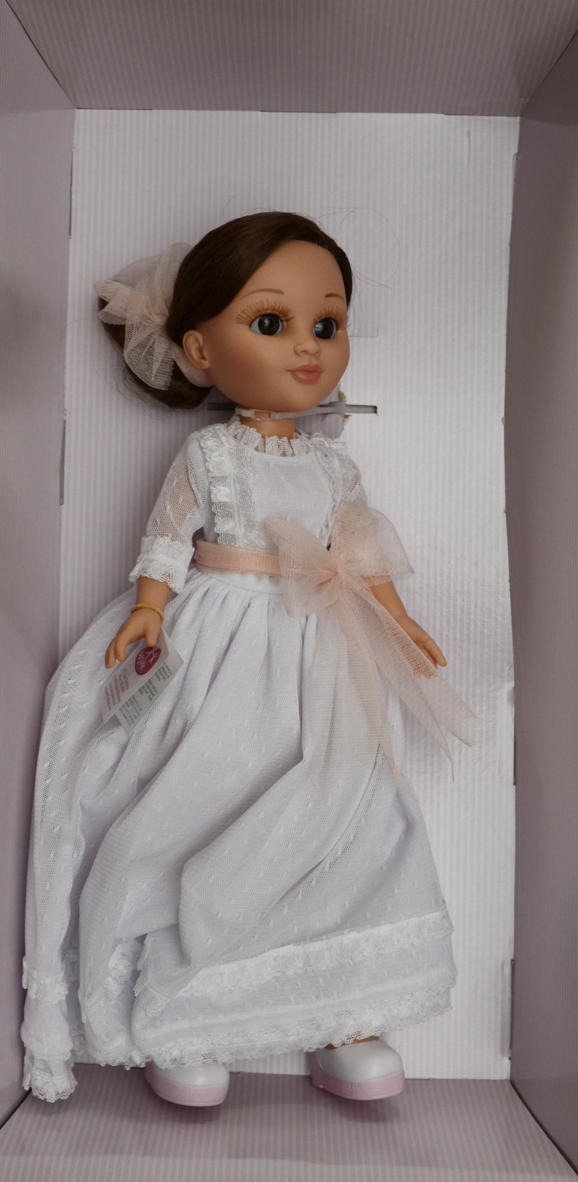Realistická panenka Sofy v bílém s laclem od firmy Berjuan