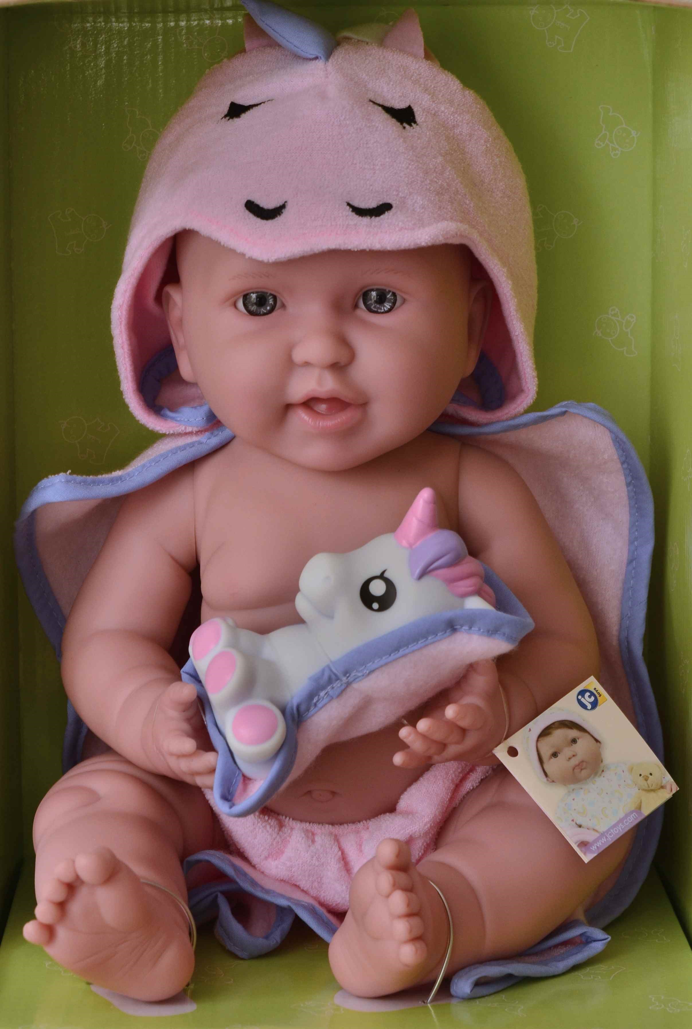 Realistické miminko holčička v růžovém ručníku od firmy Berenguer