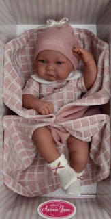 Realistické miminko - holčička Nica na kostkované dečce od Antonio Juan