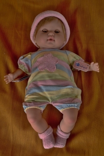 Mrkací panenka Noni v proužkatém oblečku od firmy Berenguer