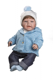 Realistická panenka chlapeček Čestmír v bílém kulichu od f. Berjuan ze Španělska