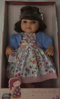 Realistická panenka Laura v modrém bolerku od firmy Berjuan ze Španělska