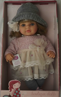 Realistická panenka Laura v šedé čepičce od firmy Berjuan ze Španělska