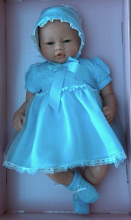 Realistické miminko - holčička - Vera v modrých šatech od firmy Guca ze Španělsk