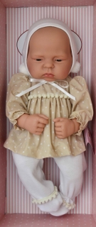 Realistické miminko - LUCAS - krémový obleček od firmy ASIVIL