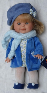 Betty v modrém kabátku od firmy Lamagik ze Španělska