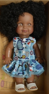 Betty-černoška v šatech do modra od firmy Lamagik ze Španělska