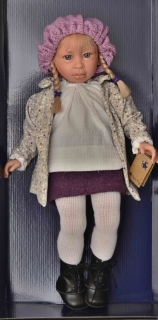 60 cm— Realistická panenka Cecilia ve fialovém baretu