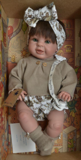 Realistické miminko - holčička - Paula ve světle hnědém oblečení od firmy Lamagi